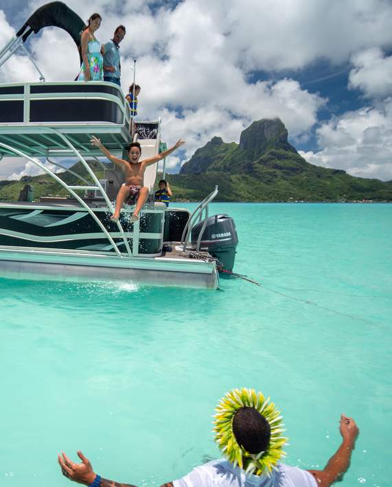 bora-bora-slide-toa-ponton-boat-lagoon-tour-snorkeling