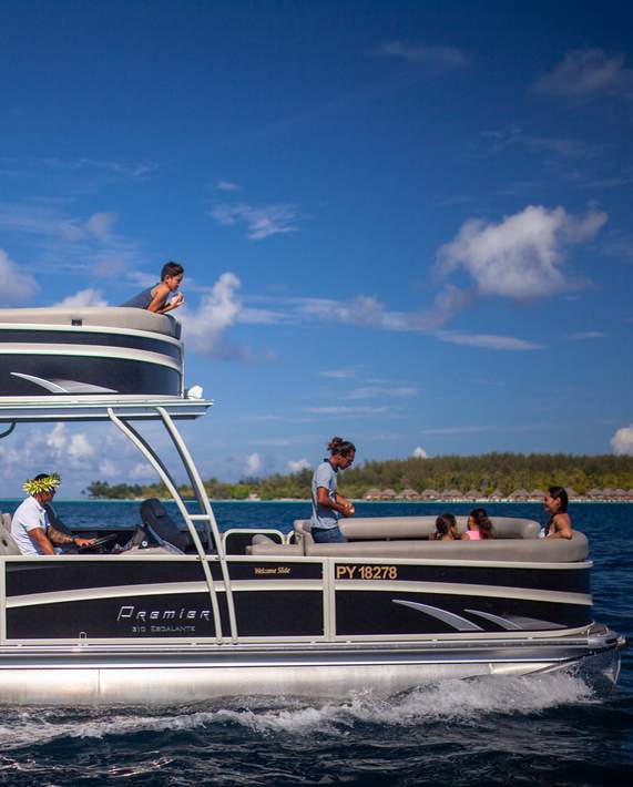 bora-bora-slide-toa-ponton-boat-lagoon-tour