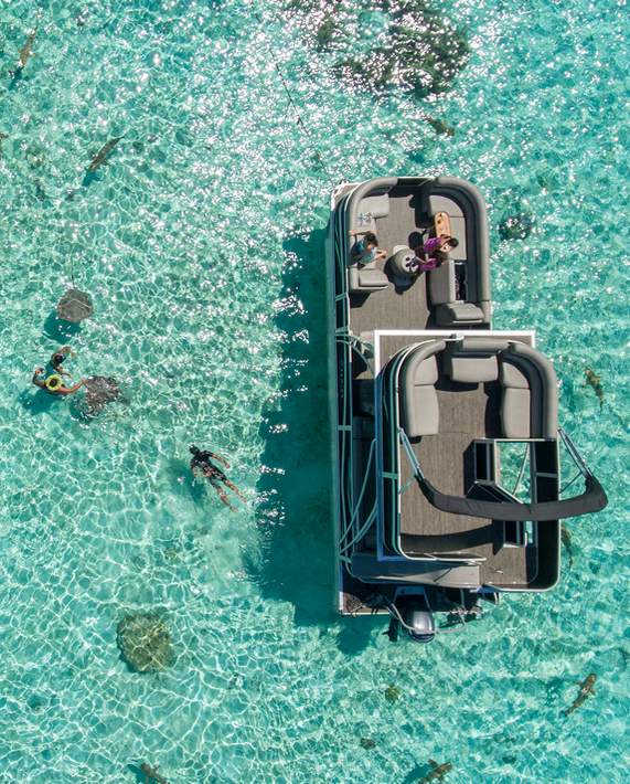 lagoon-tour-snorkeling-bora-bora-slide-toa-ponton-boat